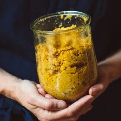 sanne houdt mosterdpot vast.